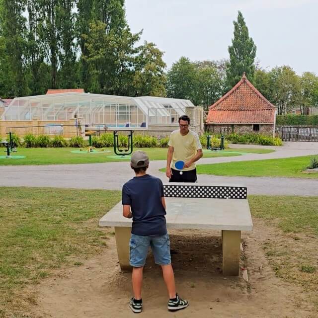 Review kasteel camping Bien Assise in Noord Frankrijk, leuk met kinderen en tieners. Een plek om te onthouden: kasteel camping Bien Assise in Noord Frankrijk. Met ruime kampeerplekken in de kasteeltuin, een zwembad met glijbaan, speeltuin en sportfaciliteiten. Er zijn een speeltuin, tafeltennistafels, een basket en buitenfitness toestellen. Ook zijn er een tennisbaan en minigolf tegen betaling.