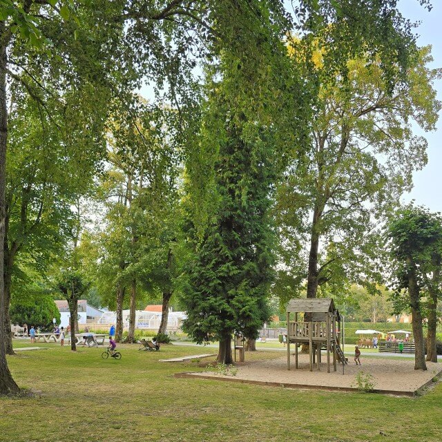 Review kasteel camping Bien Assise in Noord Frankrijk, leuk met kinderen en tieners. Een plek om te onthouden: kasteel camping Bien Assise in Noord Frankrijk. Met ruime kampeerplekken in de kasteeltuin, een zwembad met glijbaan, speeltuin en sportfaciliteiten. Vergeet niet een uitstapje naar de mooie Opaalkust te maken. De speeltuin ligt onder de bomen. 