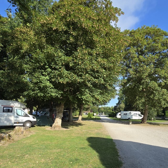 Review kasteel camping Bien Assise in Noord Frankrijk, leuk met kinderen en tieners. Een plek om te onthouden: kasteel camping Bien Assise in Noord Frankrijk. Met ruime kampeerplekken in de kasteeltuin, een zwembad met glijbaan, speeltuin en sportfaciliteiten. Vergeet niet een uitstapje naar de mooie Opaalkust te maken.