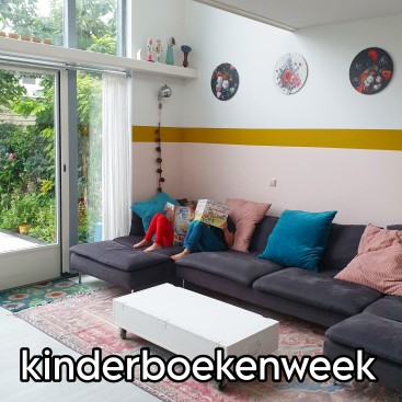 Kinderboekenweek 2025 vol avontuur én gratis naar pretpark. De Kinderboekenweek 2025 is van 1 tot en met 12 oktober. Het thema is dit jaar "Vol avontuur!" oftewel avonturen beleven door boeken te lezen. Maar kinderen kunnen ook zelf avonturen gaan beleven, want met het kinderboekenweekgeschenk kun je gratis naar een pretpark.