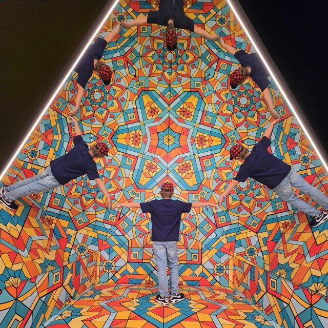 Museum of Illusions Amsterdam: uitje met kinderen en tieners. Museum of Illusions Amsterdam is een uitje vol visuele illusies en interactieve beleving, leuk met kinderen en tieners. Het museum nodigt enorm uit om grappige foto's en filmpjes te maken van de 3D kunstwerken. Wat ons betreft een aanrader.