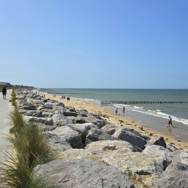 De Opaalkust vonden we prachtig, met steile kliffen en stranden. Vooral het gebied tussen Cap Blanc-Nez en Cap Gris-Nez zijn indrukwekkend. Bij Cap Blanc-Nez is een parkeerplaats, daar liepen we naar de oceaan voor een prachtig uitzicht. Langs de opaalkust vind je veel stranden. Wij gingen zwemmen bij Plage de Sangatte.