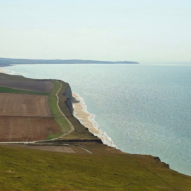 De Opaalkust vonden we prachtig, met steile kliffen en stranden. Vooral het gebied tussen Cap Blanc-Nez en Cap Gris-Nez zijn indrukwekkend. Bij Cap Blanc-Nez is een parkeerplaats, daar liepen we naar de oceaan voor een prachtig uitzicht. Langs de opaalkust vind je veel stranden. Wij gingen zwemmen bij Plage de Sangatte.