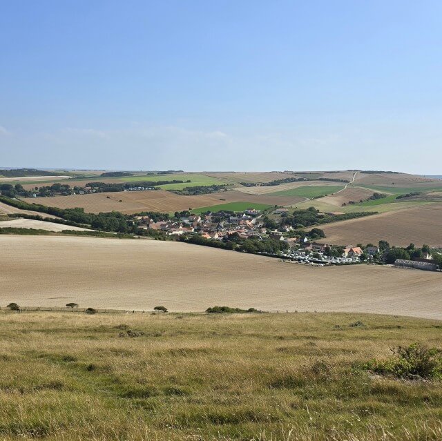 De Opaalkust vonden we prachtig, met steile kliffen en stranden. Vooral het gebied tussen Cap Blanc-Nez en Cap Gris-Nez zijn indrukwekkend. Bij Cap Blanc-Nez is een parkeerplaats, daar liepen we naar de oceaan voor een prachtig uitzicht. Langs de opaalkust vind je veel stranden. Wij gingen zwemmen bij Plage de Sangatte.