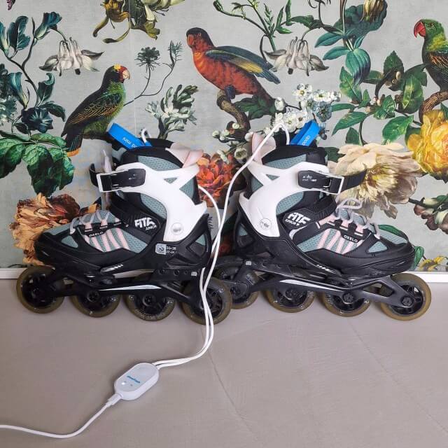 Ga je op vakantie of een weekendje weg? Dan is er ook een Shoefresh Opod Mini, die is lekker klein en kun je meenemen op reis. Het apparaatje werkt hetzelfde als zijn grote broer. Daarnaast is de Shoefresh Opod Mini ook handig om laarzen, sokken, skischoenen en skates te reinigen. Vanwege de vorm past het er makkelijk in.