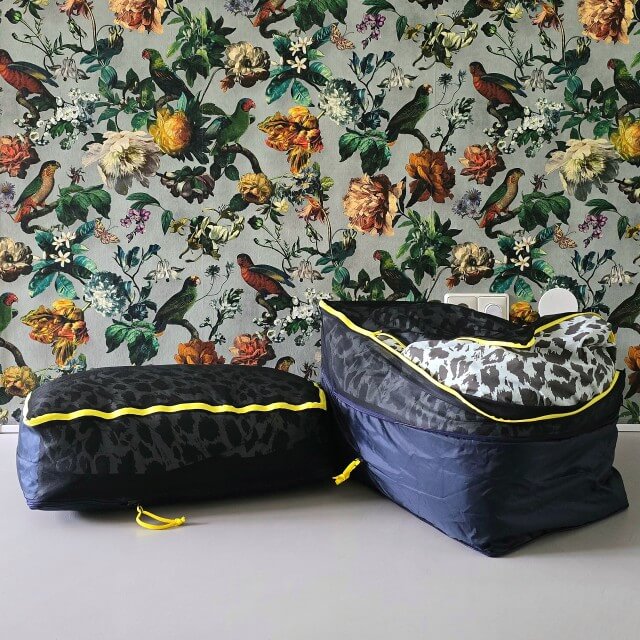 We hadden de dekbedden in eerste instantie in vacuümzakken, maar die gingen snel kapot en het kost best veel tijd met zo'n pompje. Nu hebben we deze compressie opbergzakken gevonden, van Nomad. Je stopt het dekbed erin en doet de eerste rits dicht. Daarna doe je nog een rits dicht waardoor de opbergzak bijna halveert. Wij hebben zo'n wasbaar dekbed met dekbedovertrek eromheen, bij ons past er 1 in een zak. Heb je een zomerdekbed of een slaapzak zonder dekbedhoes, dan passen er misschien wel 2 in. Er passenbij ons ook 2 hoofdkussens in zo'n compressiezak. De zakken zijn niet waterdicht.