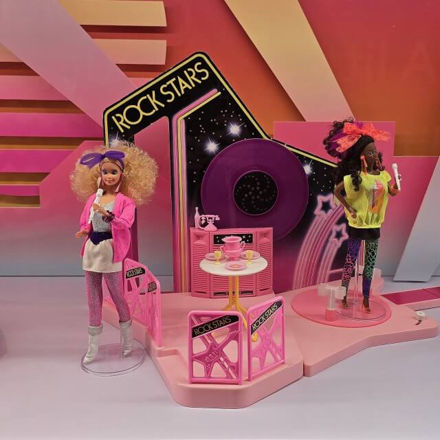 Barbie: The Dream Experience - leuk meiden uitje in Amsterdam. Barbie: The Dream Experience is ongeveer 2.000 m² groot, met twaalf interactieve themakamers. Een reis door de hele Barbie-geschiedenis. Het is een leuk uitje voor meiden die gek zijn op Barbies én voor iedereen die graag mooie foto's maakt. Ik probeerde het samen met twee meisjes uit. Kijk je mee in onze review?