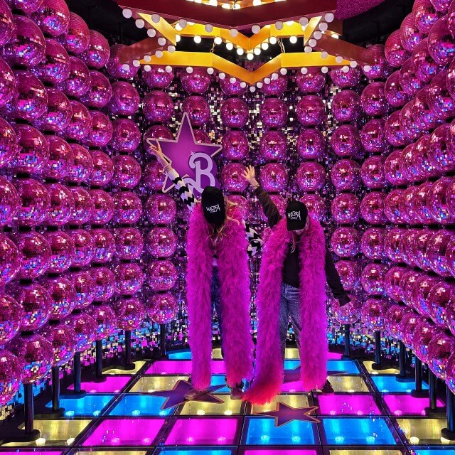Barbie: The Dream Experience - leuk meiden uitje in Amsterdam. Barbie: The Dream Experience is ongeveer 2.000 m² groot, met twaalf interactieve themakamers. Een reis door de hele Barbie-geschiedenis. Het is een leuk uitje voor meiden die gek zijn op Barbies én voor iedereen die graag mooie foto's maakt. Ik probeerde het samen met twee meisjes uit. Kijk je mee in onze review?