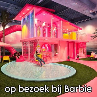 Barbie: The Dream Experience - leuk meiden uitje in Amsterdam. Barbie: The Dream Experience is ongeveer 2.000 m² groot, met twaalf interactieve themakamers. Een reis door de hele Barbie-geschiedenis. Het is een leuk uitje voor meiden die gek zijn op Barbies én voor iedereen die graag mooie foto's maakt. Ik probeerde het samen met twee meisjes uit. Kijk je mee in onze review?