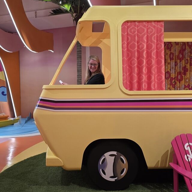 Barbie: The Dream Experience - leuk meiden uitje in Amsterdam. Barbie: The Dream Experience is ongeveer 2.000 m² groot, met twaalf interactieve themakamers. Een reis door de hele Barbie-geschiedenis. Het is een leuk uitje voor meiden die gek zijn op Barbies én voor iedereen die graag mooie foto's maakt. Ik probeerde het samen met twee meisjes uit. Kijk je mee in onze review?