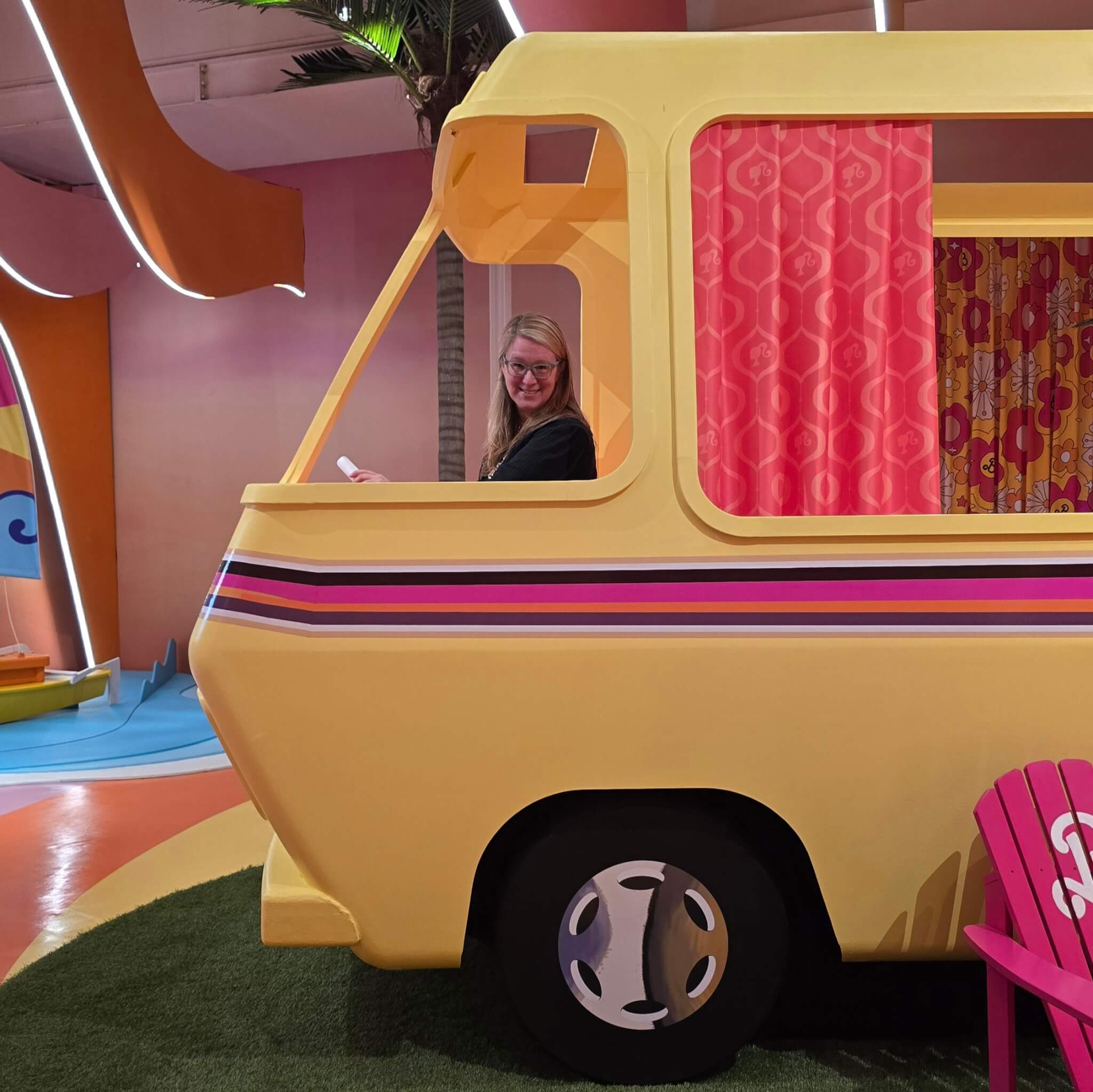 Onze kids bucketlist voor deze herfst: herfstvakantie activiteiten. Bijvoorbeeld naar Barbie: The Dream Experience - leuk meiden uitje in Amsterdam. Barbie: The Dream Experience is ongeveer 2.000 m² groot, met twaalf interactieve themakamers. Een reis door de hele Barbie-geschiedenis. Het is een leuk uitje voor meiden die gek zijn op Barbies én voor iedereen die graag mooie foto's maakt. Ik probeerde het samen met twee meisjes uit. Kijk je mee in onze review?