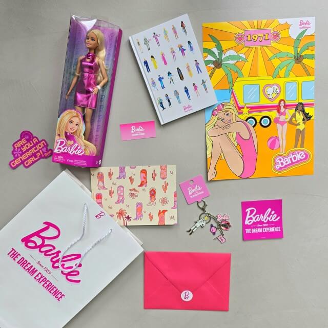 Barbie: The Dream Experience - leuk meiden uitje in Amsterdam. Barbie: The Dream Experience is ongeveer 2.000 m² groot, met twaalf interactieve themakamers. Een reis door de hele Barbie-geschiedenis. Het is een leuk uitje voor meiden die gek zijn op Barbies én voor iedereen die graag mooie foto's maakt. Ik probeerde het samen met twee meisjes uit. Kijk je mee in onze review?