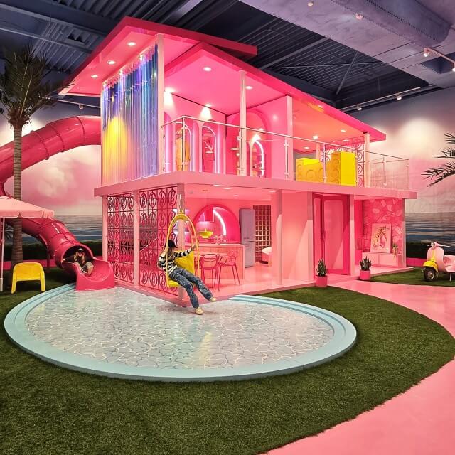 Barbie: The Dream Experience - leuk meiden uitje in Amsterdam. Barbie: The Dream Experience is ongeveer 2.000 m² groot, met twaalf interactieve themakamers. Een reis door de hele Barbie-geschiedenis. Het is een leuk uitje voor meiden die gek zijn op Barbies én voor iedereen die graag mooie foto's maakt. Ik probeerde het samen met twee meisjes uit.