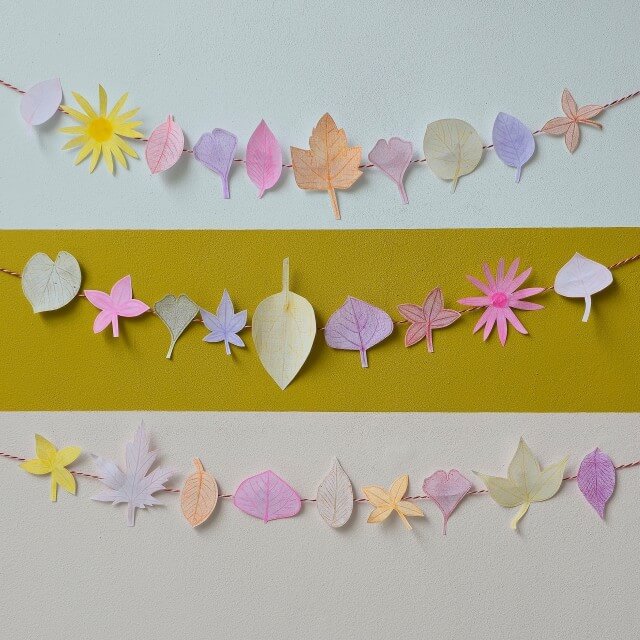 Herfst knutselen met kinderen: heel veel leuke ideeën. Van gedroogde herfstblaadjes kun je een mooie afdruk maken met kleurpotloden op papier. Ook leuk: er daarna een slinger van maken.