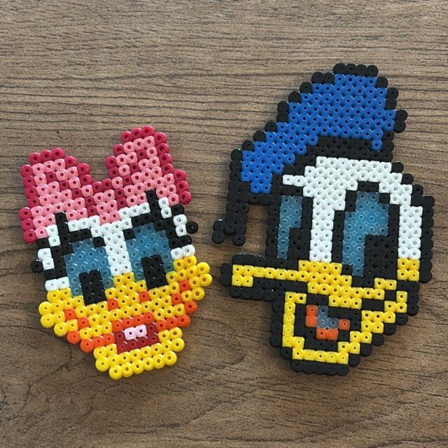 Heel veel voorbeelden om te knutselen met strijkkralen. Lieke stuurde me deze leuke strijkkralen werkjes van Donald Duck en Katrien Duck die ze bij haar thuis maakten. Bij Lieke maakten ze nog meer van Disney, namelijk Mickey Mouse.