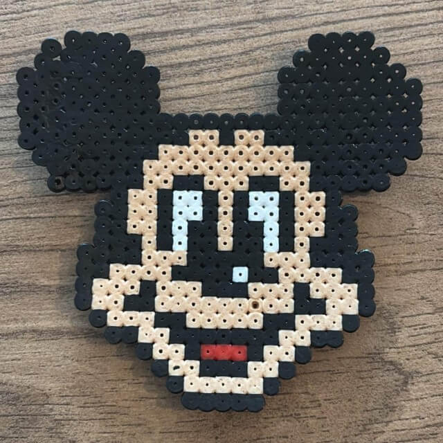 Heel veel voorbeelden om te knutselen met strijkkralen. Lieke stuurde me deze leuke strijkkralen werkjes van Donald Duck en Katrien Duck die ze bij haar thuis maakten. Bij Lieke maakten ze nog meer van Disney, namelijk Mickey Mouse.
