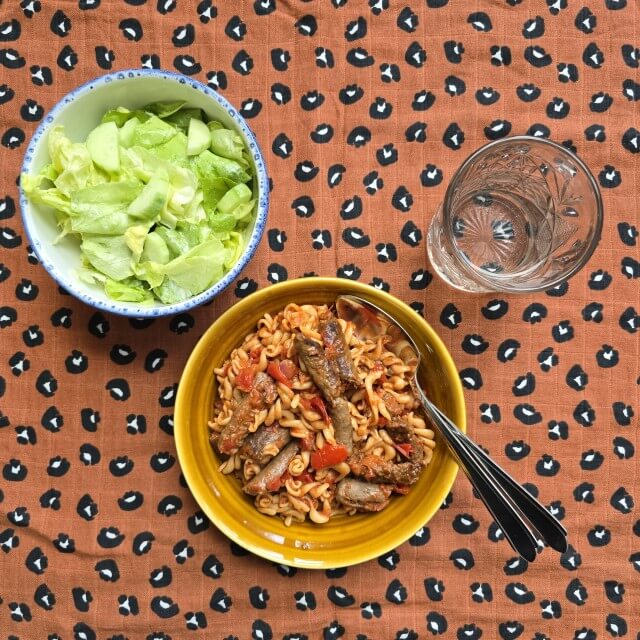 Herfst recepten voor kinderen: onze 25 makkelijke favorieten. Fusilli met worstjes en romige salade uit de tuin is van Jamie Oliver, uit zijn kookboek Jamie in 15 minuten.