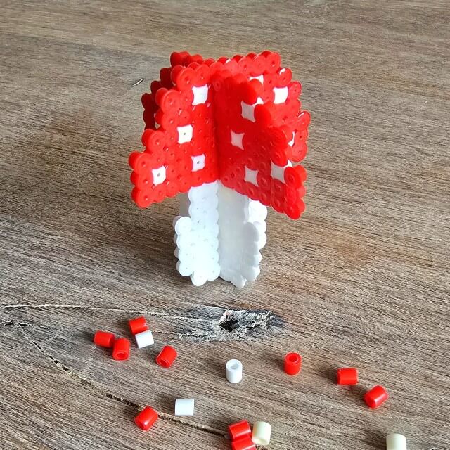 Herfst knutselen met kinderen: heel veel leuke ideeën. Zoals een 3D paddestoel maken van strijkkralen. Leuk paddenstoelen idee voor thuis en op school.