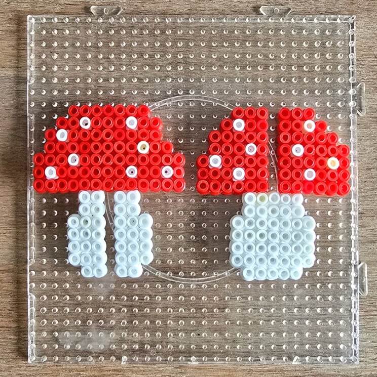Herfst knutselen met kinderen: heel veel leuke ideeën. Zoals een 3D paddestoel maken van strijkkralen. Leuk paddenstoelen idee voor thuis en op school.