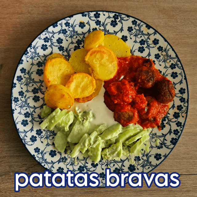 Recept voor patatas bravas, heerlijke Spaanse tapas. We zijn hier gek op patatas bravas. Daarom vandaag een recept voor patatas bravas. Heerlijk als Spaanse tapas of als hoofdgerecht.