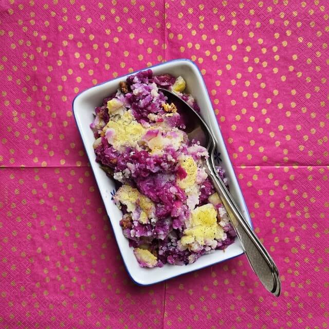 Herfst recepten voor kinderen: onze 25 makkelijke favorieten. Een lekker zoet en herfstig recept: ro­de­kool­scho­tel met vega ui­en­ge­hakt.