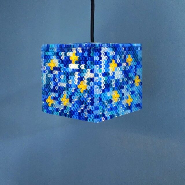 Strijkkralen lampion of lantaarn knutselen. Zoek je een leuk en stevig idee voor een lantaarn voor Sint Maarten? Deze gezellige lampion van strijkkralen schijnt prachtig met Sint Maarten. Daarnaast kun je het ook gebruiken als sfeerverlichting tijdens de herfst en de winter, met Sinterklaas en Kerst!