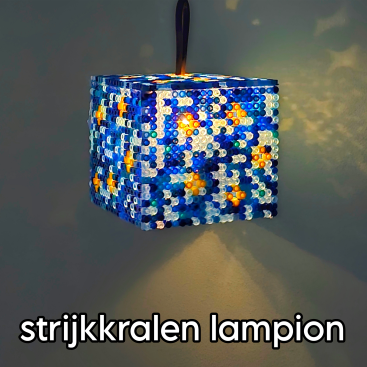 Strijkkralen lampion of lantaarn knutselen. Zoek je een leuk en stevig idee voor een lantaarn voor Sint Maarten? Deze gezellige lampion van strijkkralen schijnt prachtig met Sint Maarten. Daarnaast kun je het ook gebruiken als sfeerverlichting tijdens de herfst en de winter, met Sinterklaas en Kerst!