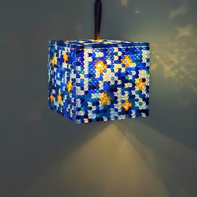 Ideeën om te knutselen met een lijmpistool. Van strijkkralen kun je met een lijmpistool eenvoudig 3D kunstwerken maken. Deze gezellige lampion van strijkkralen zetten we in elkaar met ons lijmpistool.