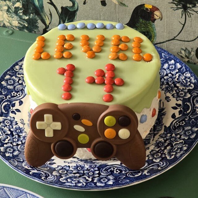 Dripcake versieren: heel veel leuke ideeën voor een verjaardagstaart. Zoonlief werd 14 jaar en een van zijn grote hobby's is gamen. Op de taart van onze gamer van staat daarom "LEVEL 14", echt wat voor onze game fan.