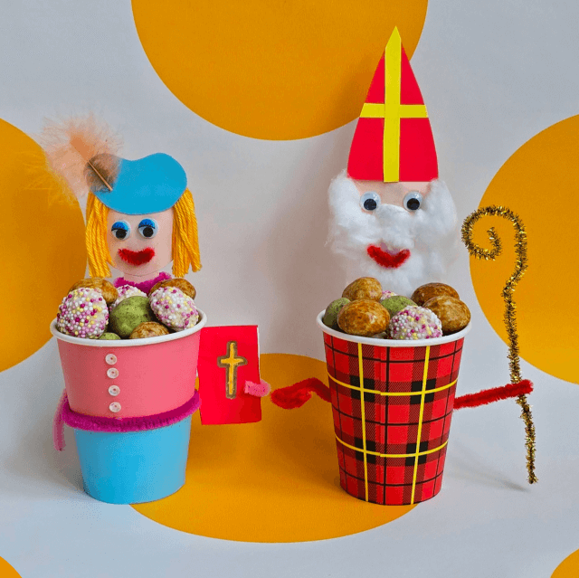 Sinterklaas knutselen: heel veel leuke ideeën voor Sint en Piet. Deze Sint en Piet van kartonnen bekers zijn leuk om pepernoten in te serveren. Gezellig voor snoepgoed tijdens de intocht, bij het knutselen of op pakjesavond.