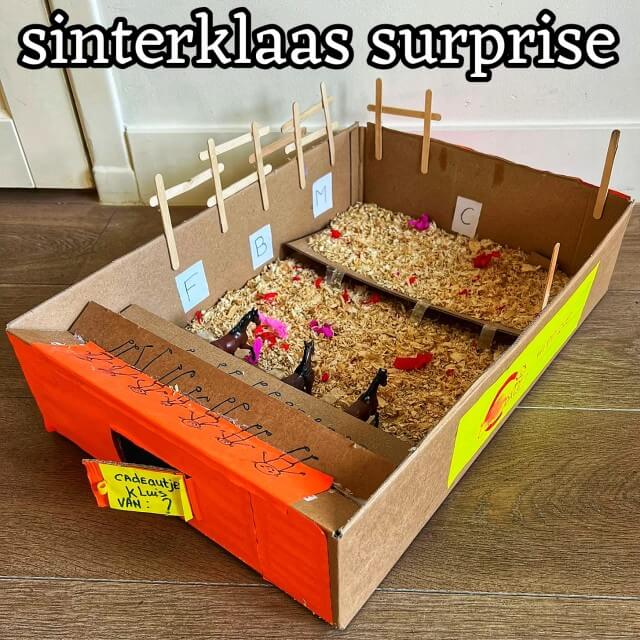 Sinterklaas surprise maken: 100 leuke ideeën om te knutselen. Ons nichtje is een echt paardenmeisje en kreeg deze manege surprise in groep 5.