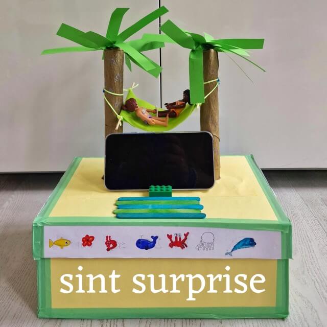 Sinterklaas surprise maken: 100 leuke ideeën om te knutselen. Ons meisje knutselde dit tropisch eiland in groep 7 voor haar nichtje. Het is tegelijkertijd ook een telefoonhouder.