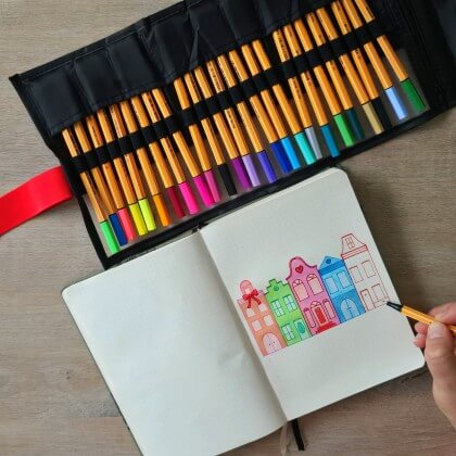 Onze favoriete tekenspullen voor kinderen, tieners en volwassenen. Met gelpennen en fineliners kun je goed handletteren en tekenen. De fineliners van Stabilo nummer 88 worden bij ons het meeste gebruikt, die kun je met een handig etui erbij kopen. Bovendien gaan ze lang mee en kun je ze per stuk vervangen.
