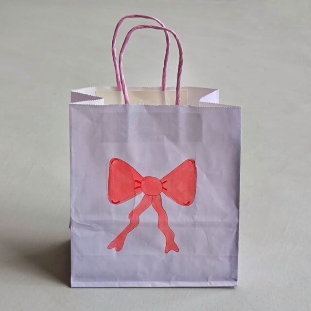 Strik tekenen en knutselen: leuke ideeën voor strikken. Met ideeën voor peuters, kleuters, kinderen, tieners en volwassenen. Met een strik tekening wordt een cadeau tasje veel leuker.