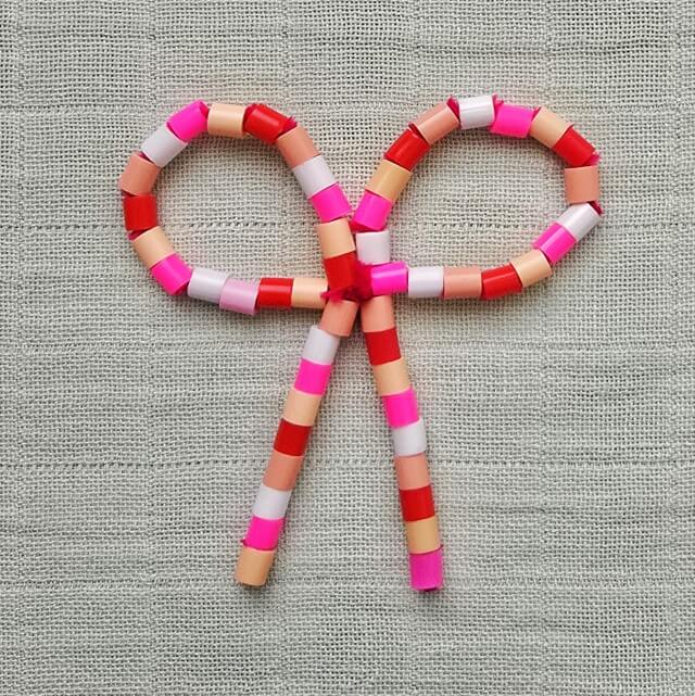 Kerst knutselen: heel veel ideeën voor peuters, kleuters, kinderen, tieners. Deze strik knutsel hebben we gemaakt met chenille draad oftewel pijpenrager en strijkkralen.