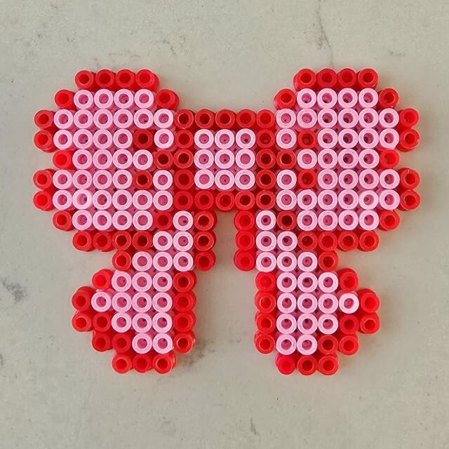 Strik tekenen en knutselen: leuke ideeën voor strikken. Met ideeën voor peuters, kleuters, kinderen, tieners en volwassenen. Deze strik knutsel hebben we gemaakt met strijkkralen.