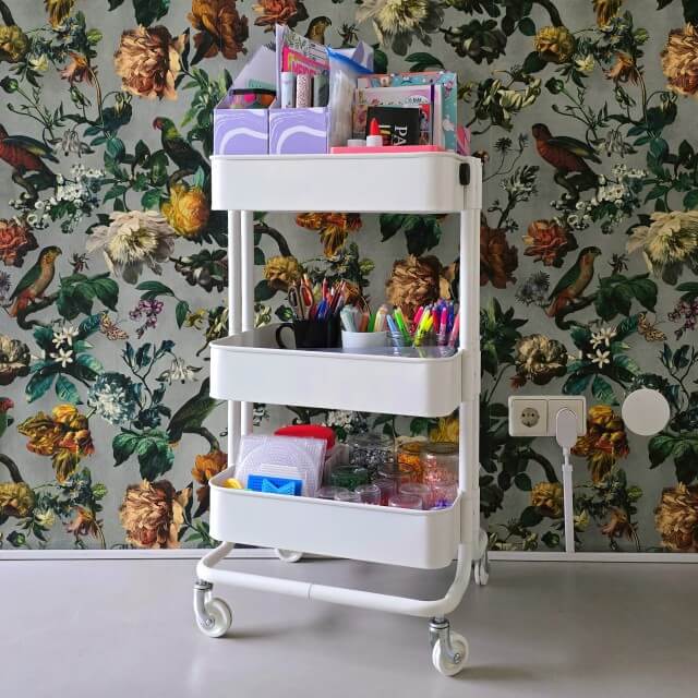 Ikea Raskog trolley: ideeën om dat leuke rolkarretje te gebruiken. Zo'n Ikea Raskog trolley is ook handig voor knutselspulletjes. Op mijn werkkamer hebben we ontzettend veel knutsel spullen. Maar we vinden het ook fijn om in de woonkamer de meest gebruikte spullen te hebben staan. Daarom gebruiken we de trolley nu voor tekenspullen en strijkkralen.