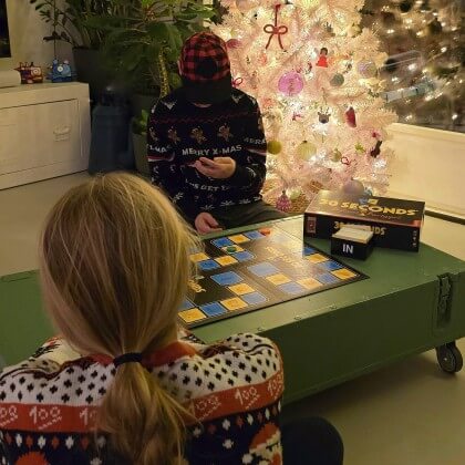 30 Seconds is een leuk spel met een groep, waarbij je in teams probeert binnen 30 seconden zoveel mogelijk van de 5 begrippen op een kaartje te beschrijven. 30 Seconds is er in junior variant, die kun je vanaf 7 jaar spelen. Het gewone spel is vanaf 12 jaar ongeveer.