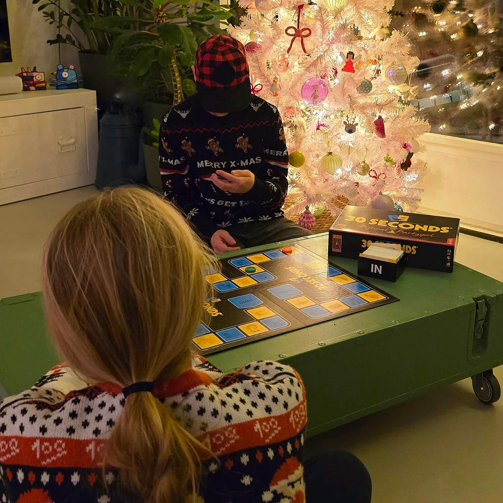 De leukste (bord)spelletjes voor peuters, kleuters, kinderen, tieners. 30 Seconds is een leuk spel met een groep, waarbij je in teams probeert binnen 30 seconden zoveel mogelijk van de 5 begrippen op een kaartje te beschrijven. 30 Seconds is er in junior variant, die kun je vanaf 7 jaar spelen. Het gewone spel is vanaf 12 jaar ongeveer.