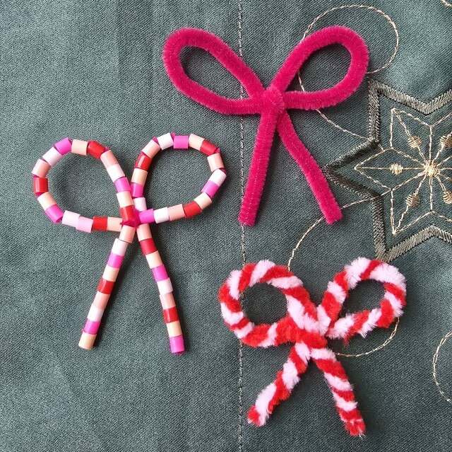 Kerst knutselen: heel veel ideeën voor peuters, kleuters, kinderen, tieners. Deze strik knutsel hebben we gemaakt met chenille draad oftewel pijpenrager en strijkkralen.