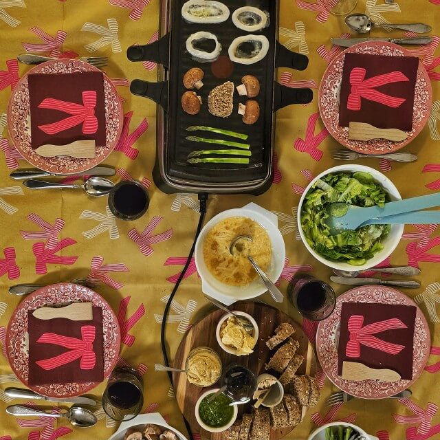 Onze bucketlist voor kerst: kerstvakantie activiteiten voor kinderen. Bij de feestdagen hoort gourmetten, de winter variant van barbecueën. Ik moest er even aan wennen, maar eigenlijk vind ik het heel gezellig. Zeker nu we een aantal favoriete recepten hebben, waaronder veel met groente. Bovendien is de tafel natuurlijk wel in feestdagen sfeer.