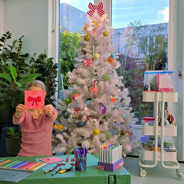 Onze bucketlist voor kerst: kerstvakantie activiteiten voor kinderen. Oh wat hebben we zin in de kerstvakantie! Wat te doen in de kerstvakantie? Veel relaxen, leuke uitjes en lekker samen zijn met familie en vrienden. Natuurlijk hebben we ook deze kerstvakantie weer veel leuke activiteiten voor de kinderen bedacht. Wij gaan regelmatig op het lijstje kijken en hopelijk inspireert het jullie ook deze kerst.