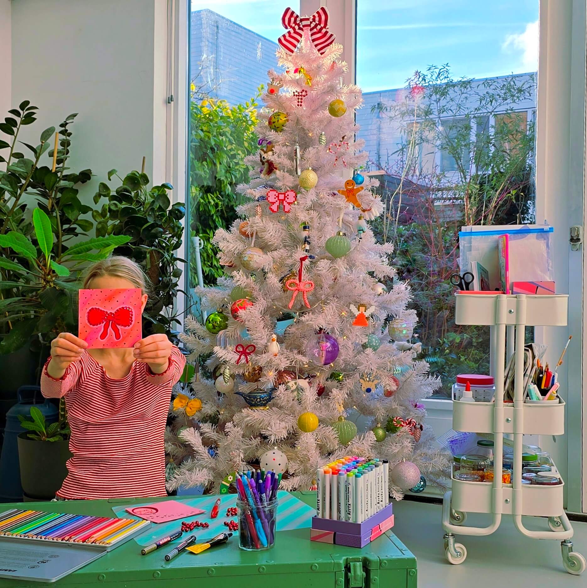 Onze bucketlist voor kerst: kerstvakantie activiteiten voor kinderen. Oh wat hebben we zin in de kerstvakantie! Wat te doen in de kerstvakantie? Veel relaxen, leuke uitjes en lekker samen zijn met familie en vrienden. Natuurlijk hebben we ook deze kerstvakantie weer veel leuke activiteiten voor de kinderen bedacht. Wij gaan regelmatig op het lijstje kijken en hopelijk inspireert het jullie ook deze kerst.