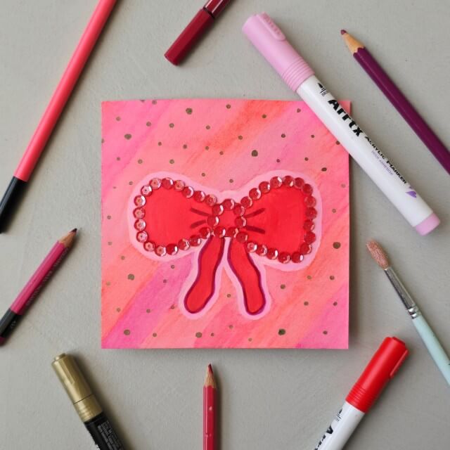 Kerst knutselen: heel veel ideeën voor peuters, kleuters, kinderen, tieners. Met ideeën voor peuters, kleuters, kinderen, tieners en volwassenen. Deze kaart met strik tekening met pailletten is leuk als kerstkaart.