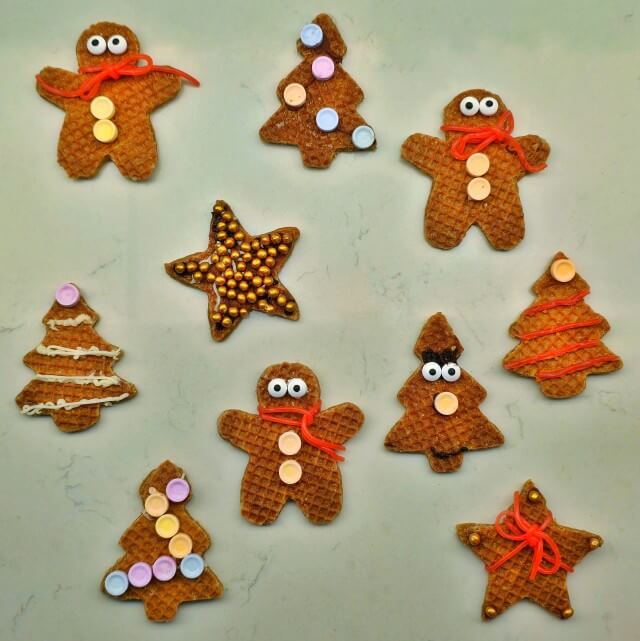 Heel veel recepten kerstdiner en kerstontbijt met kinderen, school en thuis. Zoals deze kerstkoekjes in de vorm van kerstboompjes, sneeuwpopjes en kerststerren.