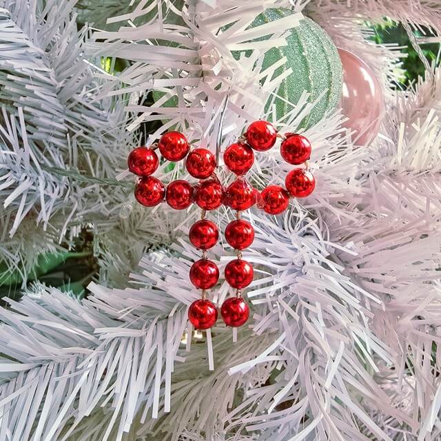 Kerst knutselen: heel veel ideeën voor peuters, kleuters, kinderen, tieners. Met ideeën voor peuters, kleuters, kinderen, tieners en volwassenen. Deze strik maakten we van een rode kerstboomslinger van kralen.