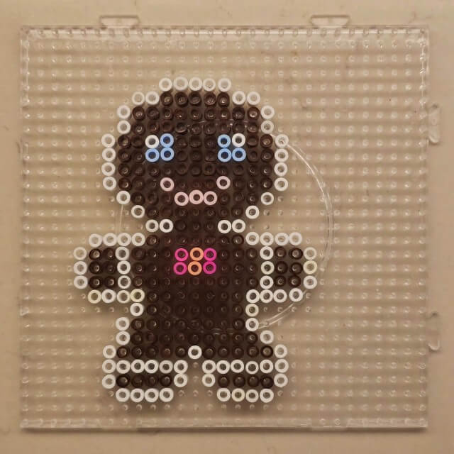 Kerst knutselen: heel veel ideeën voor peuters, kleuters, kinderen, tieners. Een koekemannetje of gingerbread man is leuk om te knutselen of tekenen, deze maakten we van strijkkralen.