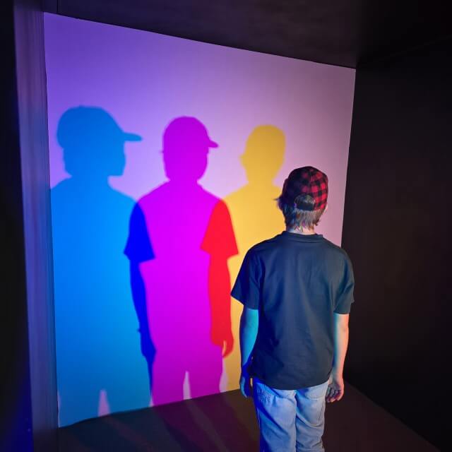 101 binnen uitjes met kinderen, voor als het regent of koud is. Het is buiten koud en nat en toch wil je wat leuks doen met de kinderen. Gelukkig zijn er genoeg leuke uitjes om binnen te doen met kinderen, voor als het buiten regent of koud is. In dit artikel vind je heel veel leuke uitjes voor met slecht weer, in Nederland en in België, voor peuters, kleuters, kinderen en tieners. Zoals Museum of Illusions in Amsterdam, Maastricht en Brussel.