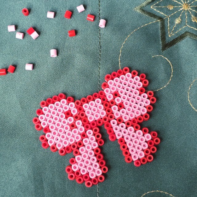 Kerst knutselen: heel veel ideeën voor peuters, kleuters, kinderen, tieners. Deze strik knutsel hebben we gemaakt met strijkkralen.