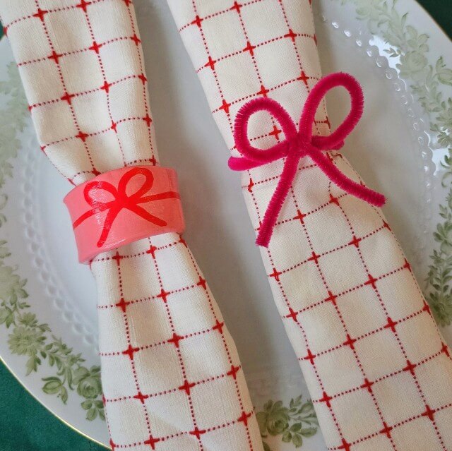 Kerst knutselen: heel veel ideeën voor peuters, kleuters, kinderen, tieners. Met ideeën voor peuters, kleuters, kinderen, tieners en volwassenen. Servetringen met strikken zijn heel leuk om zelf te maken.